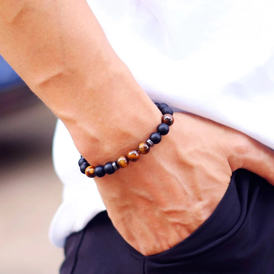 สร้อยข้อมือผู้ชายทำมือ Noter – สร้อยข้อมือลูกปัดบำบัดขนาด 8 มม. ประดับด้วยหิน Onyx, Tiger Eye และ Hematite จาก Cadeau Homme เครื่องประดับแฟชั่นและสันทนาการ